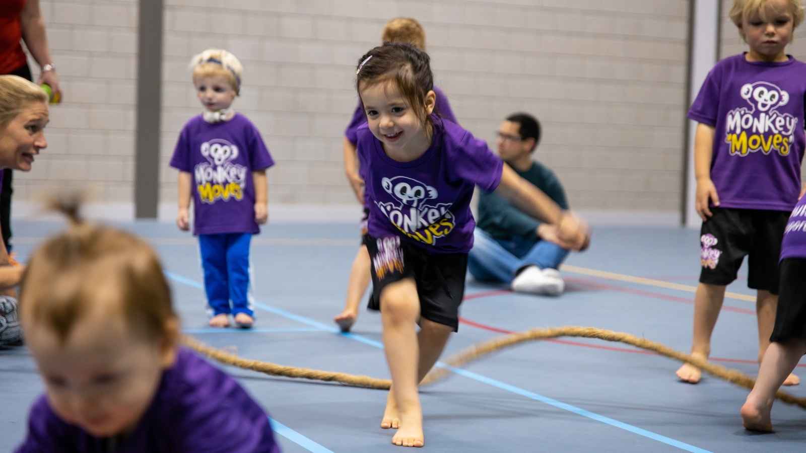 5 redenen waarom bewegen goed is voor het zelfvertrouwen van jouw kind - Bij de Monkey Moves zien we geregeld dat kinderen een stuk zelfverzekerder van de lessen weg gaan. Ze leren een nieuwe vaardigheid en gedurende de les zien we dat het beter gaat met de uitvoering hiervan. Aan het einde van de les mogen ze aan ouders laten