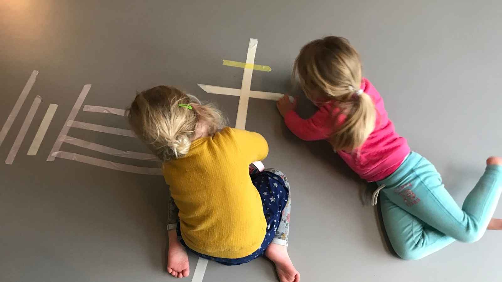 5 spelletjes met 1 rol tape! - Geregeld krijgen we de vraag of we niet onze ideeën kunnen delen zodat ouders van onze apekoppies zelf thuis aan de slag kunnen gaan met leuke oefeningen. Super goede en leuke vraag en daar helpen we natuurlijk graag bij. Zo krijgen ouders via de app groe