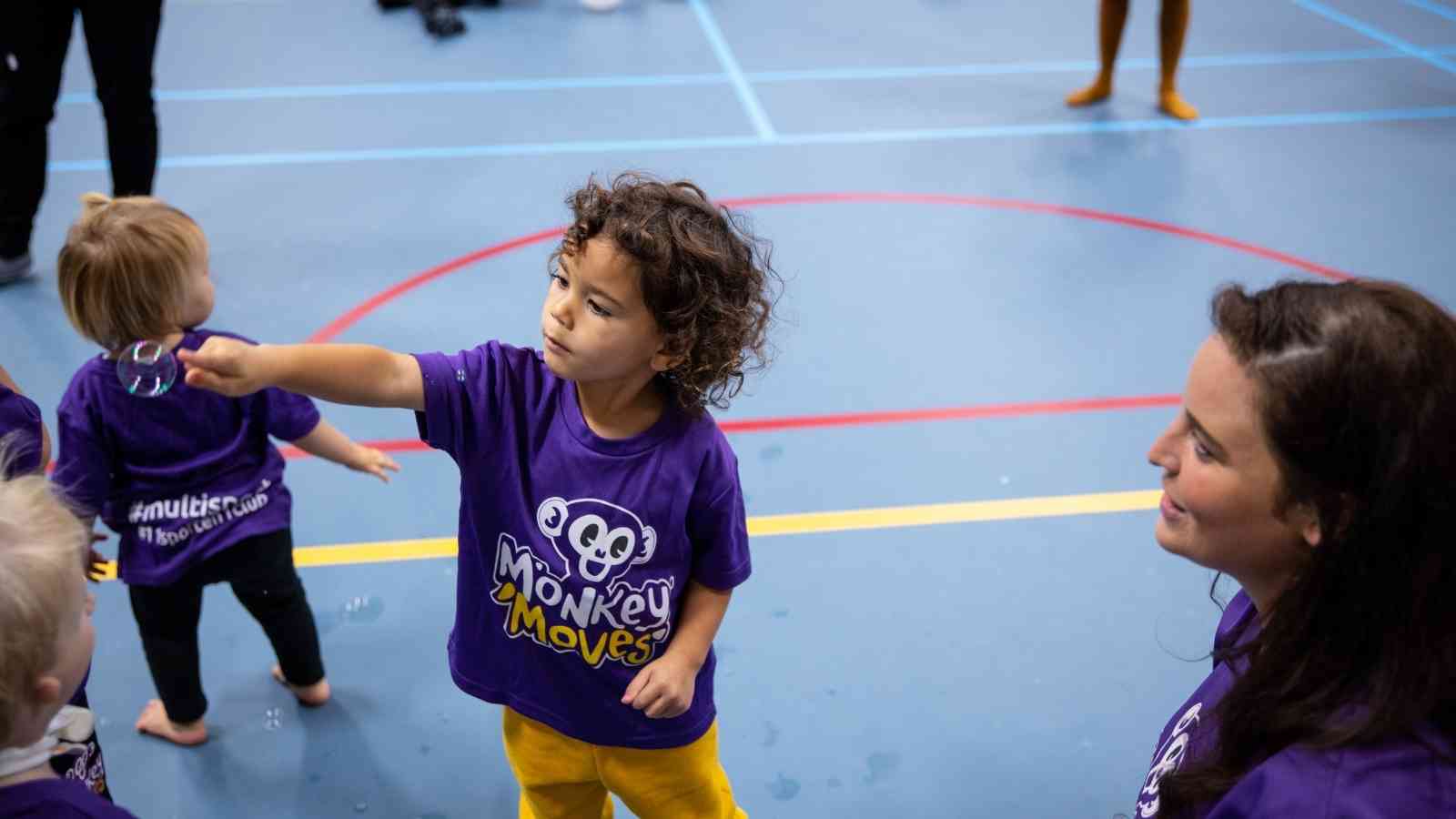 Sociale ontwikkeling peuter - Samenvatting: In de peuterleeftijd kun je een hoop doen om de sociale ontwikkeling van jouw peuter te bevorderen. Er verandert een hoop voor jou als ouder. Van je puur verzorgende taak krijg je een opvoedtaak, omdat jouw peuter leert dat 