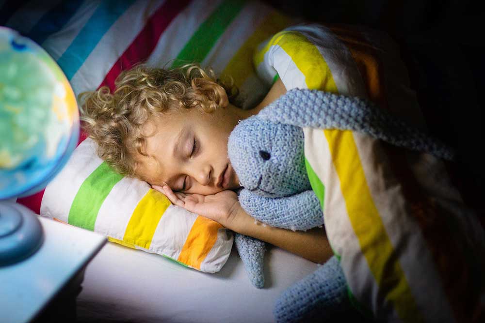 “Ik wil nog niet naar bed!” - Slapen: het is niet alleen de tijd waarin ze rusten, maar ook een cruciale periode waarin hun lichaam groeit, herstelt en zich ontwikkelt. We herkennen het allemaal; kinderen die nog niet naar bed willen. Toch willen we jullie op het hart drukken hoe belangrijk slaap is.
