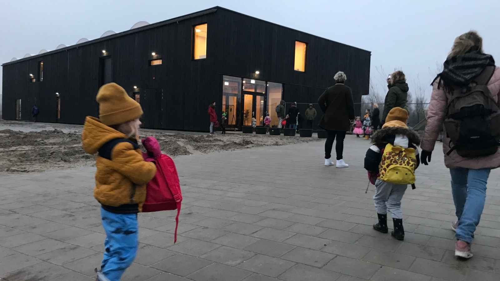 Effecten van sport en bewegen op schoolprestaties - Door: Bart Poot. Ik heb voor mijn verjaardag een nieuw horloge gekocht, een smartwatch wel te verstaan. Zo eentje die je activiteiten, stappen, calorieën en slaap bijhoudt gedurende een dag. Mijn voornaamste reden om dit aan te schaffen is om dagelijks...