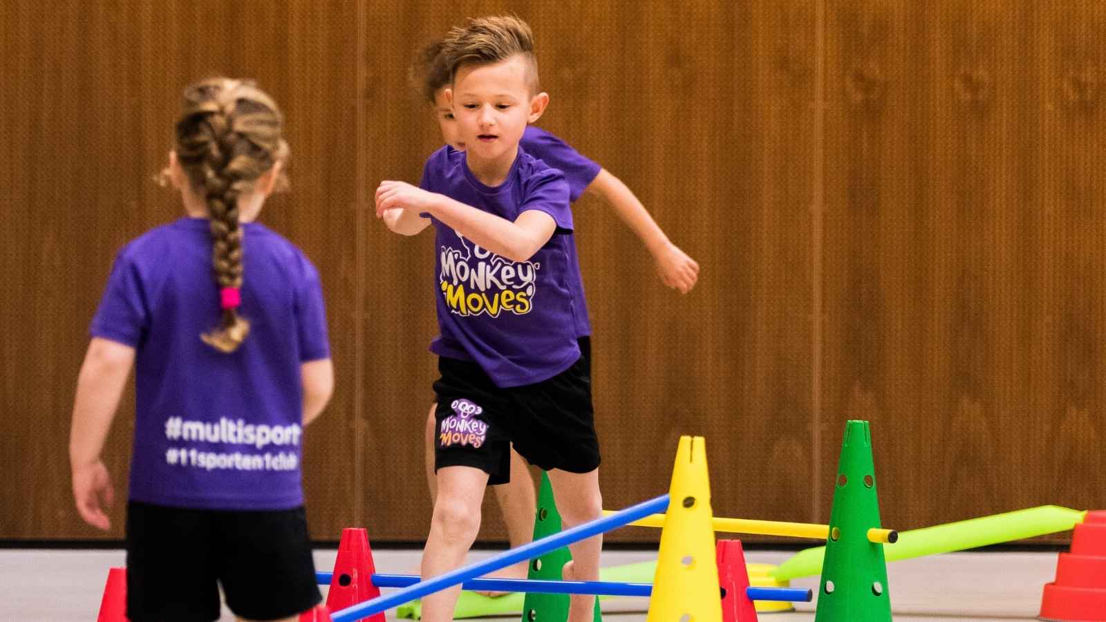 Hoogbegaafde kinderen willen bewegen - Hoogbegaafde kinderen willen bewegen. In een land waarin stilzitten in de klas beloond wordt met de mooiste stickers, is het lastig hoogbegaafd te zijn. Hoogbegaafde kinderen hebben vaak zoveel onrust in zich, dat ze continu lijken te bewegen...