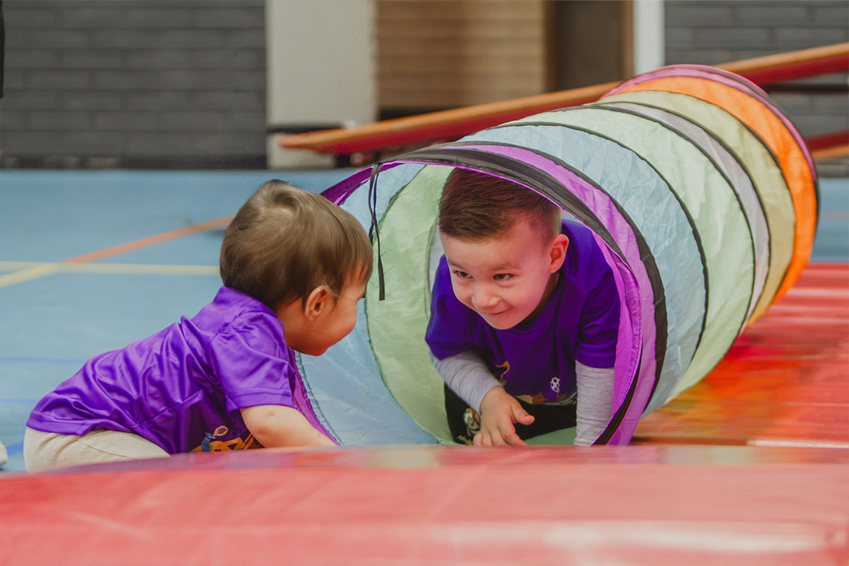 Motorische ontwikkeling 3–4 jaar: waarom deze groeifase zo cruciaal is - Je ziet het thuis misschien al. Je peuter klimt nét wat hoger. Springt nét wat verder. Durft nét wat meer. Maar onder die zichtbare bewegingen gebeurt nog veel meer dan je denkt.