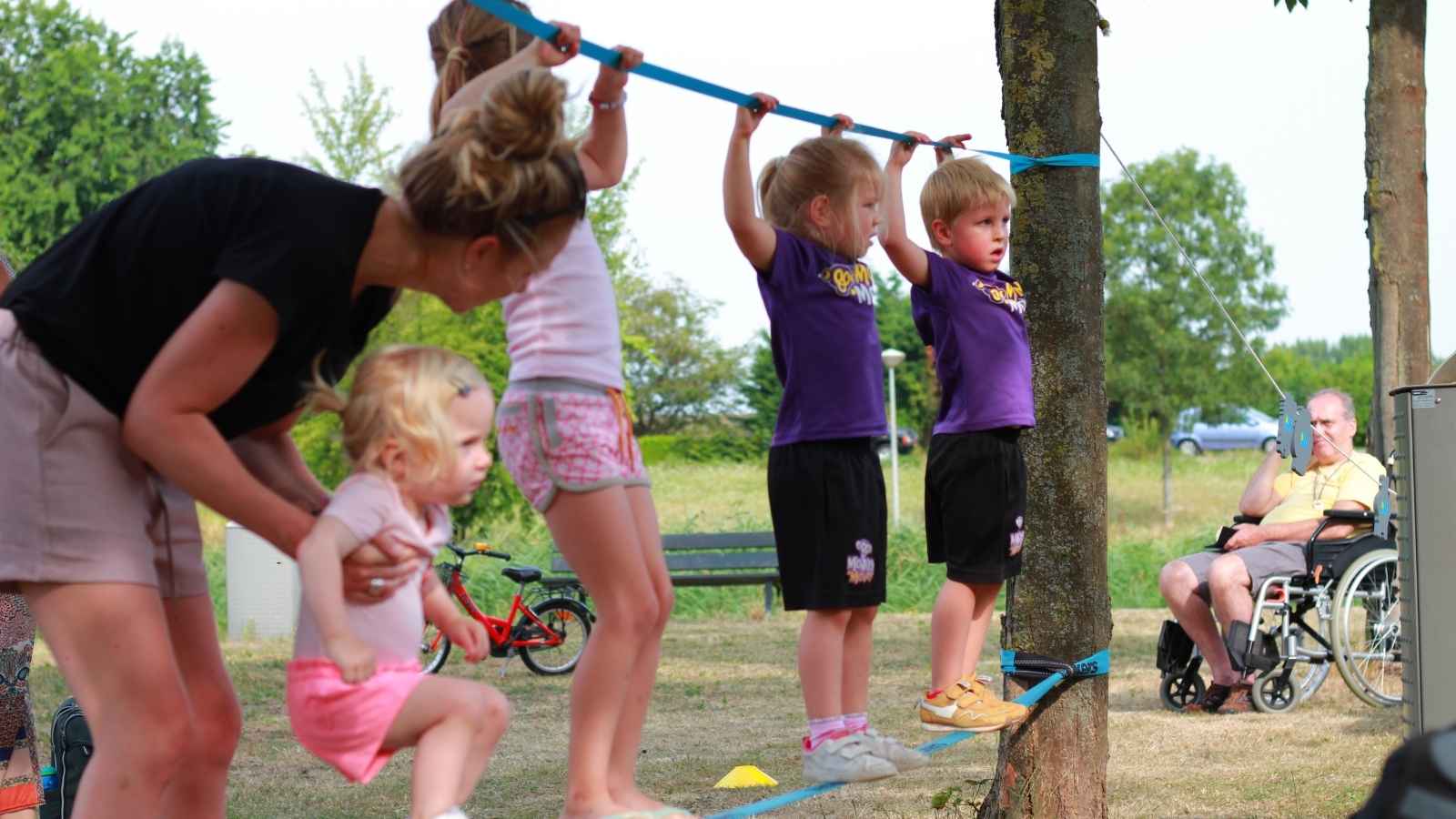 Spelen met risico is goed voor je kind - Op straat spelen, in bomen klimmen, van grote hoogtes afspringen. Het zijn allemaal momenten waarbij je als ouder denkt 'pas alsjeblieft op, Straks gaat er iets mis!' Maar is dit wel de goede instelling? Bezorgdheid kan vaak leiden dat kinderen de risico'