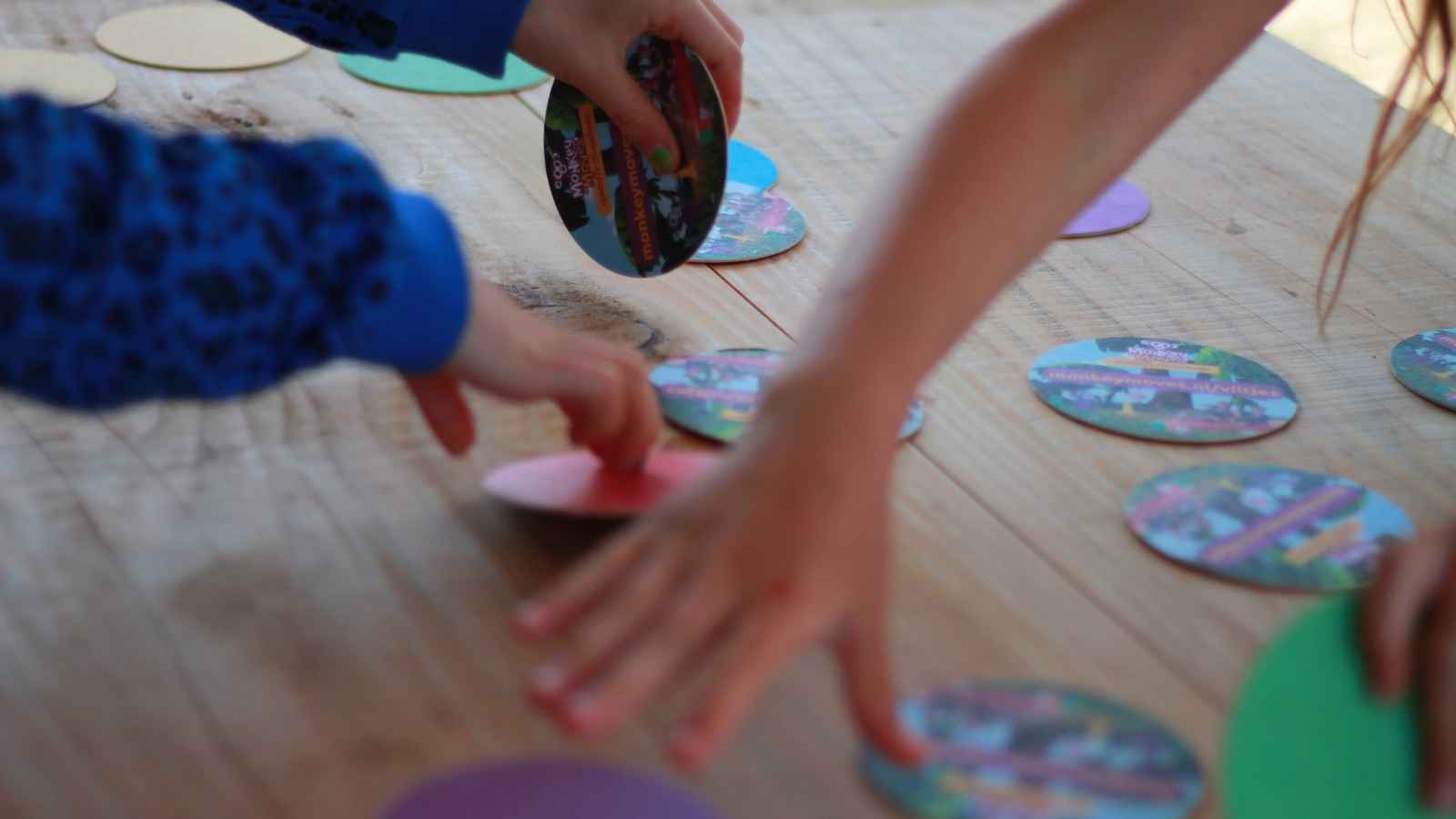 25 spelletjes met gekleurde stippen voor kinderen - an niets iets maken dat is toch geweldig! Bij spelen met Loose Parts is dat waar het om draait. Ik geloof dat dit enorm kan bijdragen 