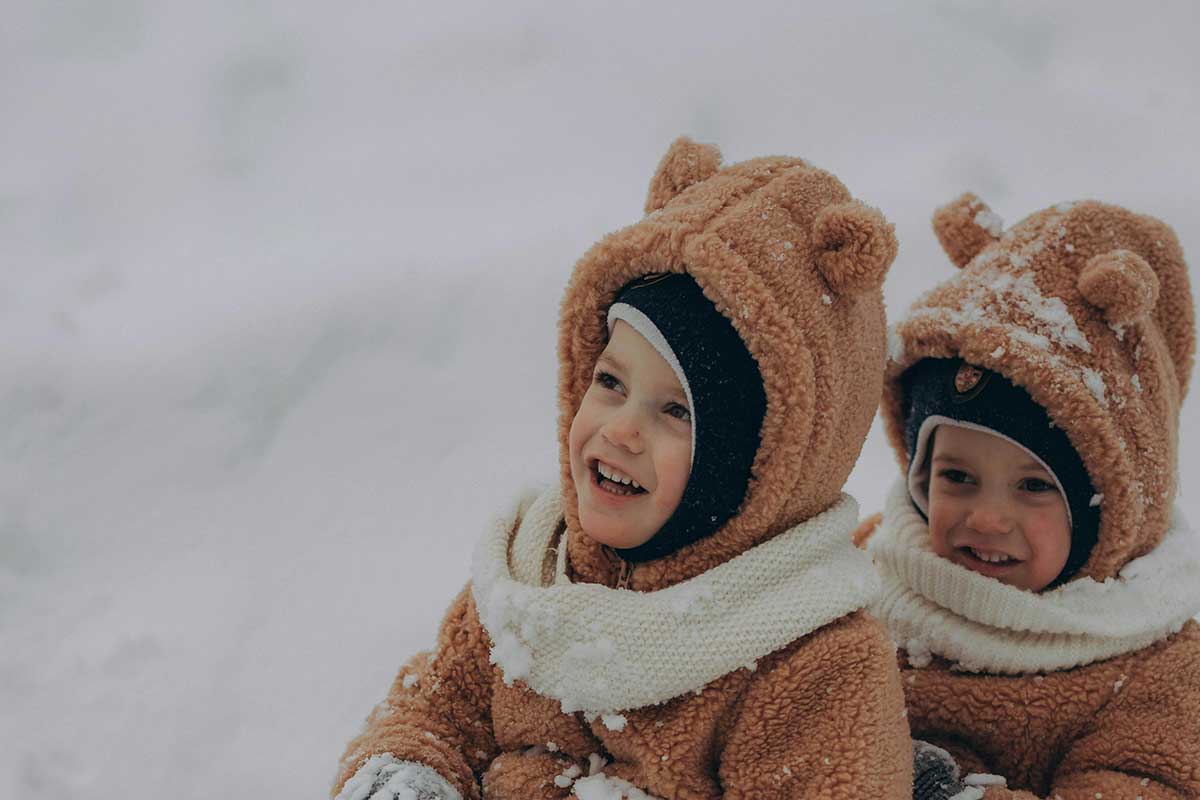 Teamwork in de jungle: samen bewegen is samen groeien - Ontdek hoe samen bewegen kinderen helpt in sociaal zelfvertrouwen, communicatie en samenwerking.