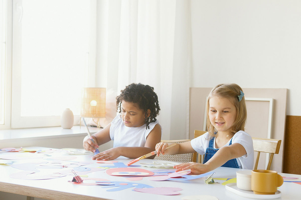 Thuisactiviteit; Maak je eigen Avonturenkaart!

 - Tijdens het maken van de avonturenkaart stimuleren we de creativiteit! Apekoppies worden uitgedaagd om te ontwerpen, tekenen, knutselen én verzinnen. Door zelf een route uit te stippelen leren kinderen plannen, keuzes maken en hun fantasie omzetten in actie. Zo groeit niet alleen hun creativiteit, maar ook hun zelfvertrouwen: dit is hún avontuur.