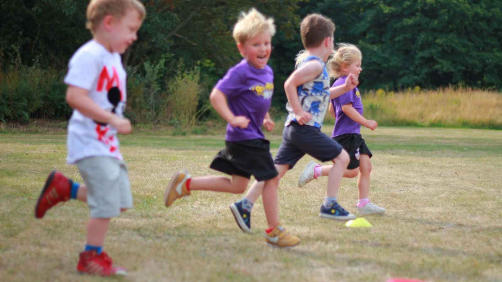 Voordelen van sporten in de buitenlucht - Door Bart Poot. Wat kan ik toch genieten van sporten in de buitenlucht. Even een rondje buiten hardlopen om m’n hoofd leeg te maken, terwijl ik van de vogeltjes en het groen om mij heen geniet. Als ik met mijn kinderen buiten ben, vragen ze steevast of ik