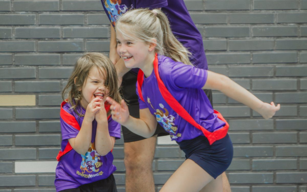 Vroeg specialiseren of breed ontwikkelen voor beweegwijsheid? - Moet een kind vroeg kiezen voor één sport? Lees waarom breed ontwikkelen vaak beter past bij jonge kinderen dan vroeg specialiseren.