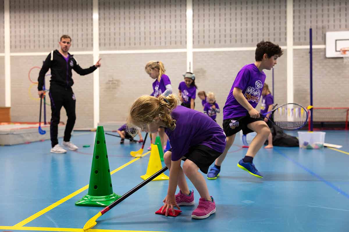 Wat is Physical Literacy? - In Sportgericht gaat Bart Poot in op Physical Literacy. Physical Literacy is het vermogen van kinderen om met zelfvertrouwen en plezier verschillende bewegingsvaardigheden te ontwikkelen en toe te passen.