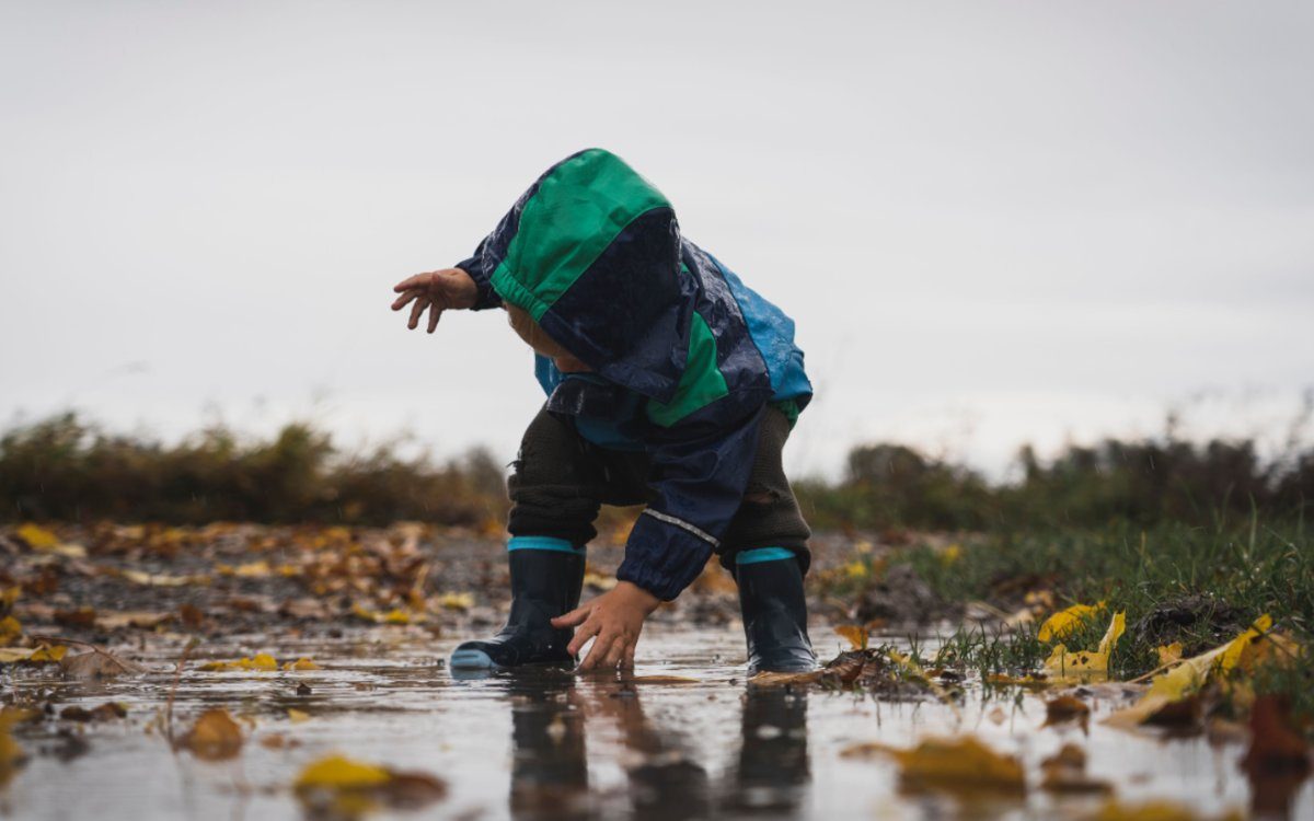 Wat wind doet met het lijf van je kind (en waarom de herfststorm geen reden is om binnen te blijven) - Een herfststorm traint balans, spieren en coördinatie. Met goede kleding is buiten spelen gezond, leerzaam en vooral heel leuk.