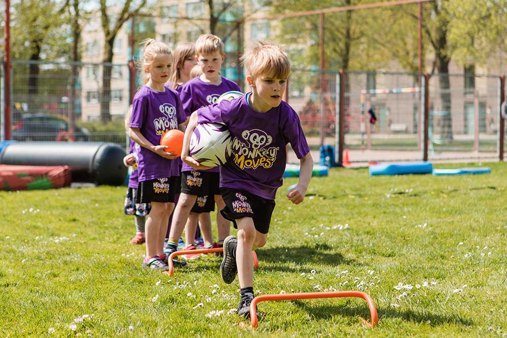 Rugby - Rugby lijkt op een simpel spelletje ‘landverovertje’. Het is een sport waarbij je probeert om de ovale bal over de laatste lijn (tryline) op de grond te drukken.