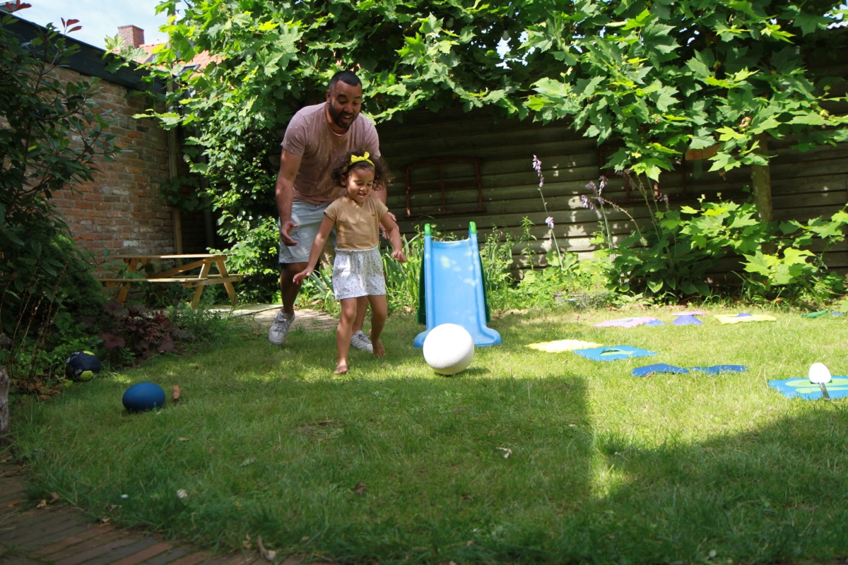 Ouders en kinderen bewegen samen - familie-activiteiten voor gezonde ontwikkeling