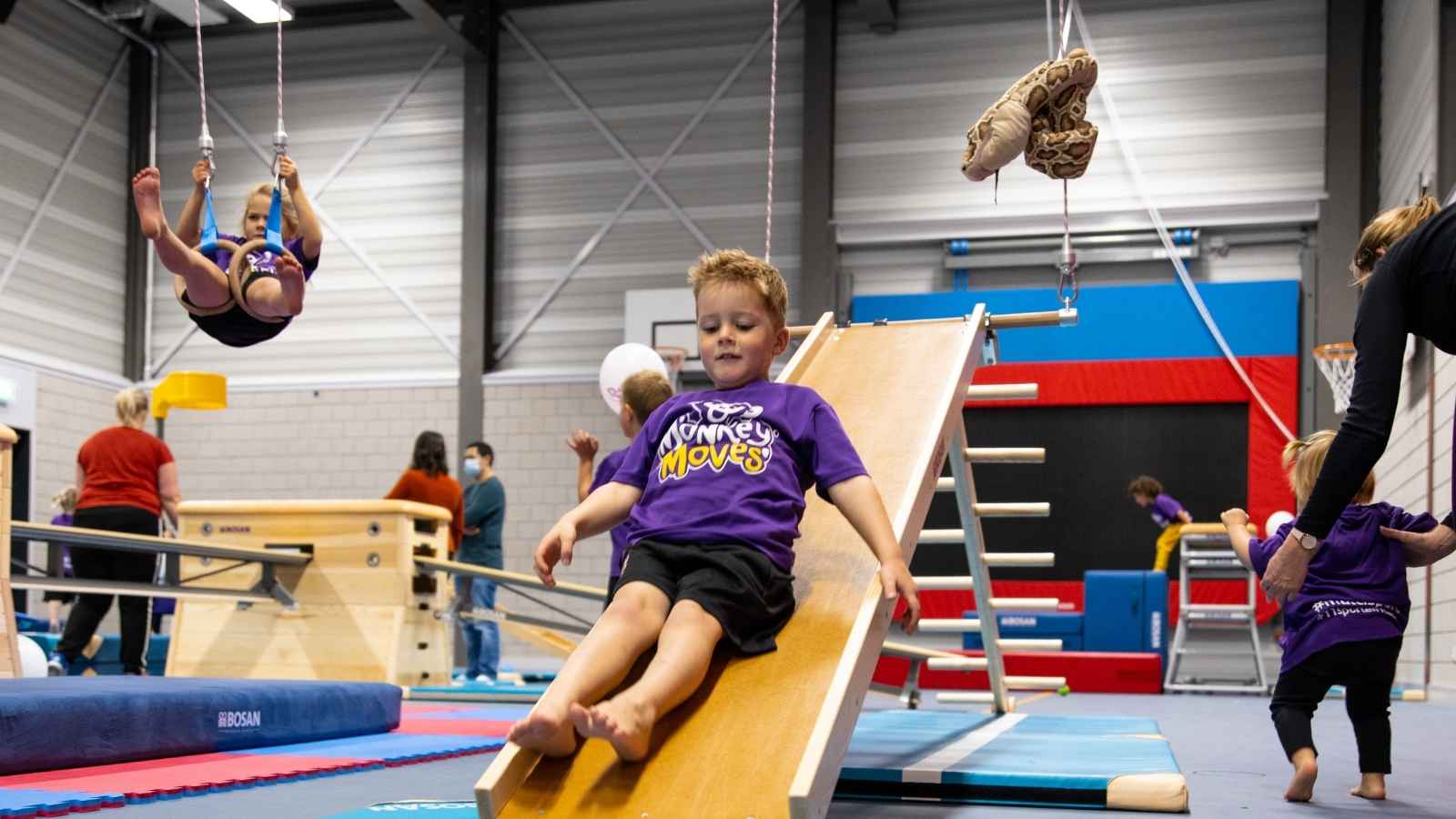 Kinderen ontdekken een beweegparcours tijdens Monkey Moves
