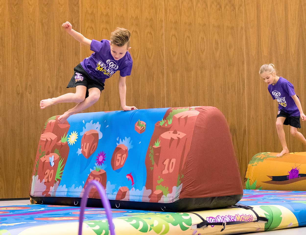 Kinderen klimmen en springen tijdens een Monkey Moves beweegles