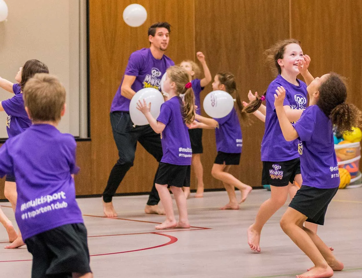 Basisschoolkinderen tijdens een Monkey Moves les