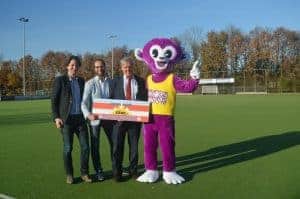 André Bolhuis overhandigt prijs voor best gerecenseerde sportclub! 1